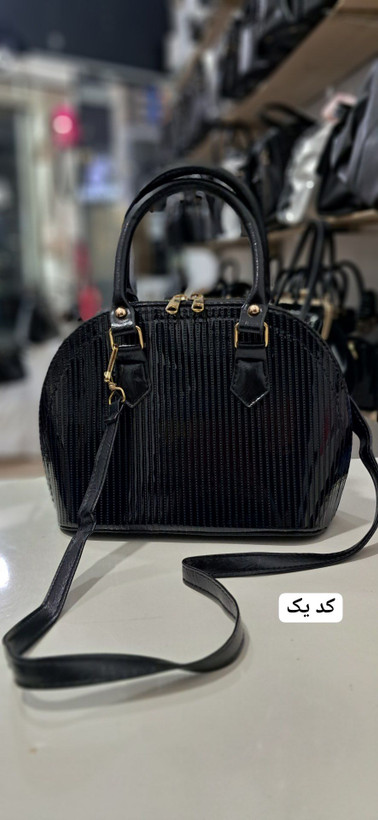 کیف دستی دوشی havin جنس چرم ورنی درجه یکککککککک سایز ۲۰*۲۵