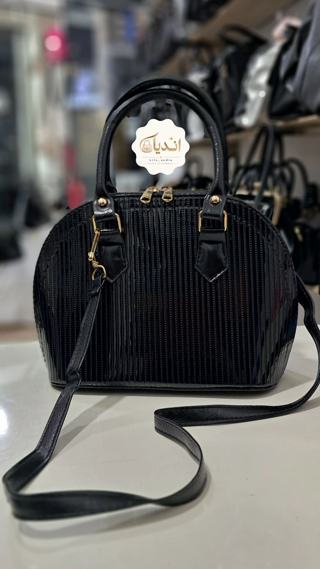 کیف دستی دوشی havin  جنس چرم ورنی درجه یکککککککک سایز ۲۰*۲۵