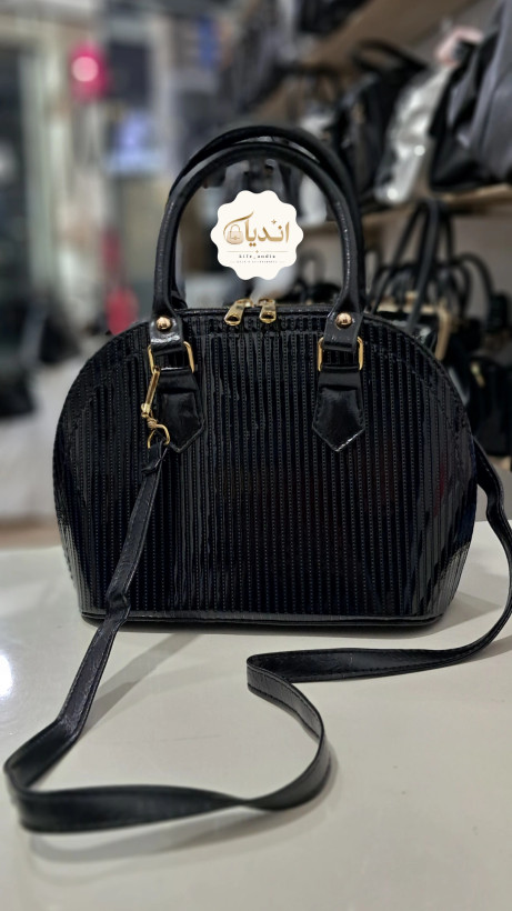 کیف دستی دوشی havin جنس چرم ورنی درجه یکککککککک سایز ۲۰*۲۵