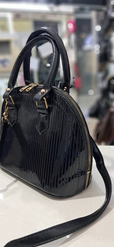 کیف دستی دوشی havin جنس چرم ورنی درجه یکککککککک سایز ۲۰*۲۵