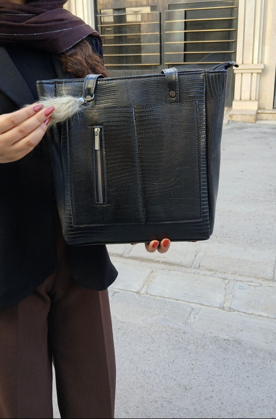 کیف آویز دار diba جنس چرم درجه یک سایز ۲۸*۳۳
